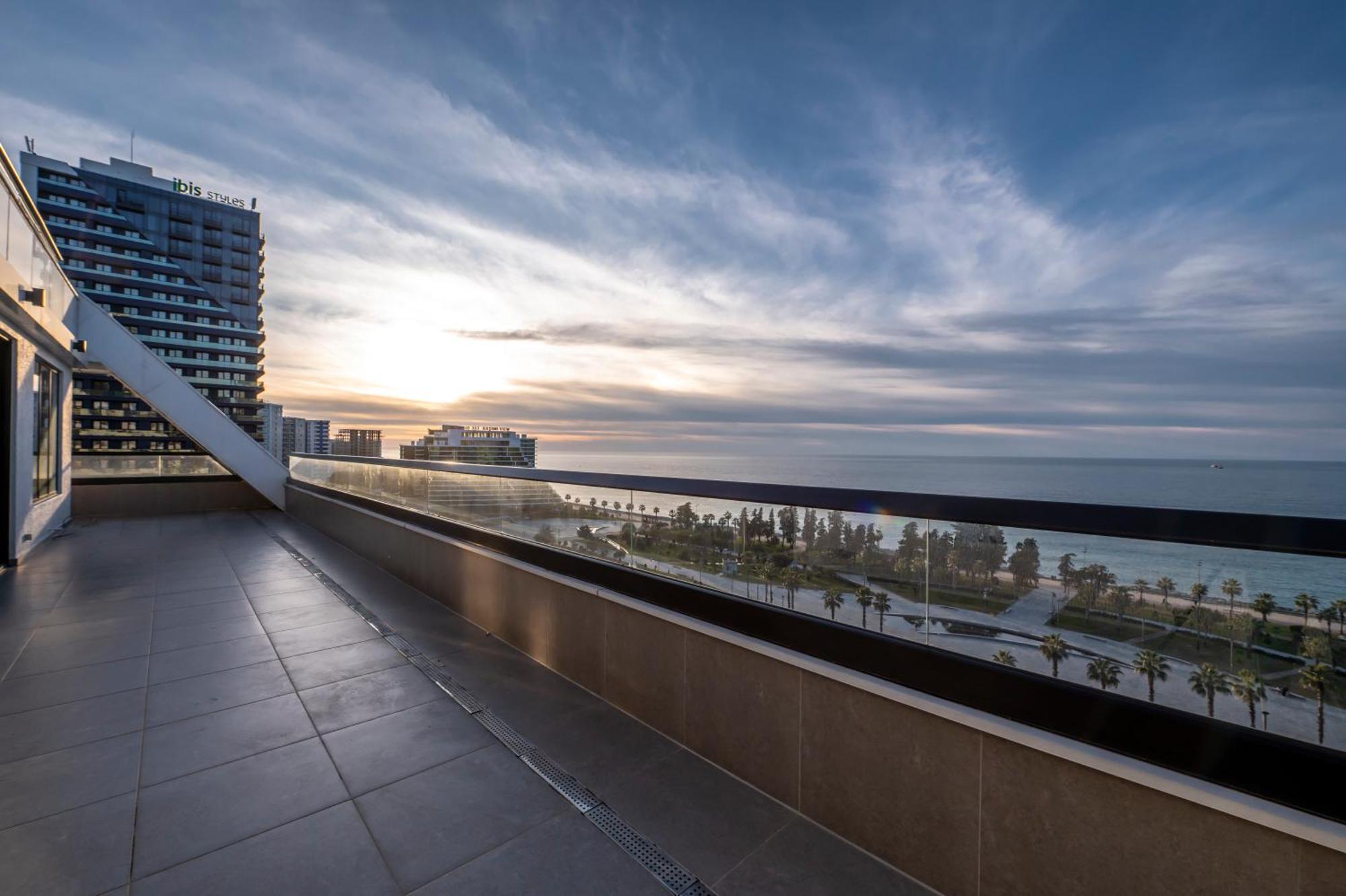The Grandeur Hotel Батуми Екстериор снимка