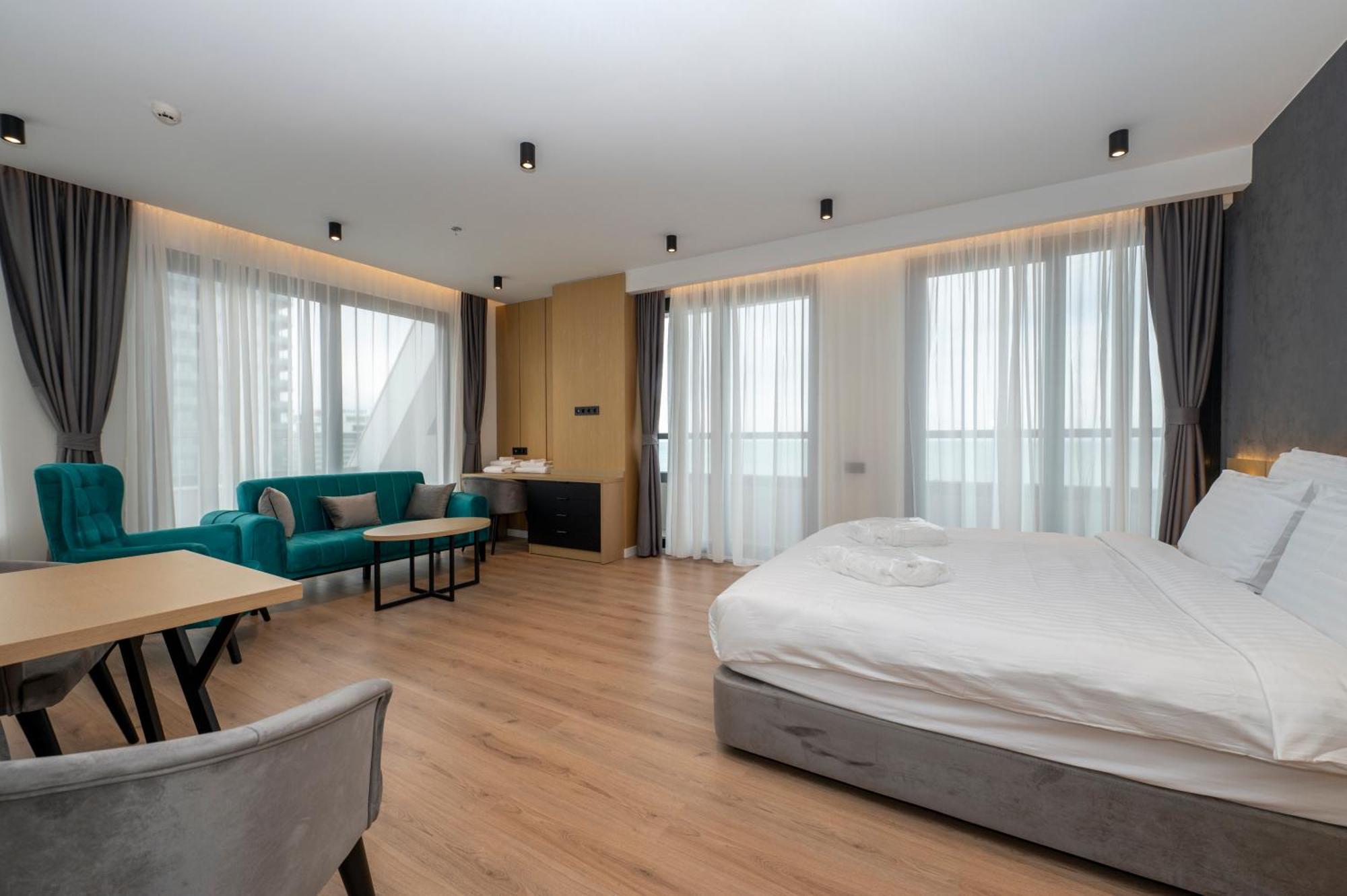 The Grandeur Hotel Батуми Екстериор снимка