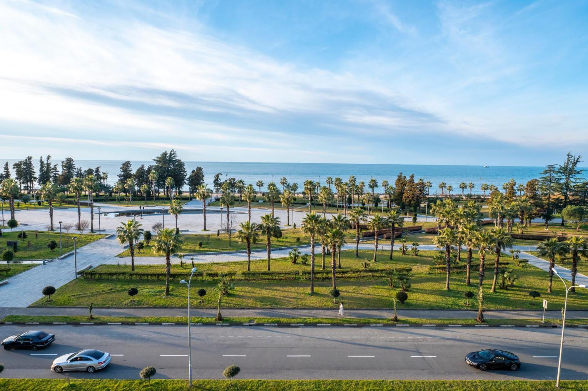 The Grandeur Hotel Батуми Екстериор снимка