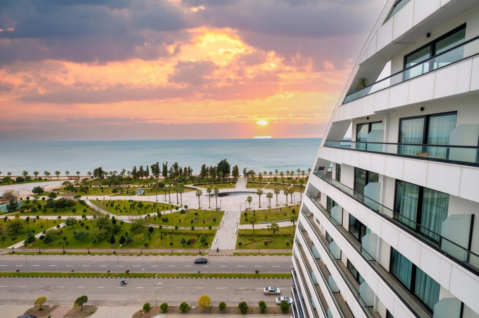 The Grandeur Hotel Батуми Екстериор снимка