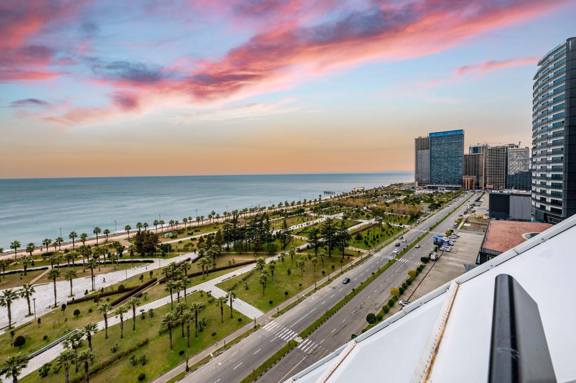 The Grandeur Hotel Батуми Екстериор снимка