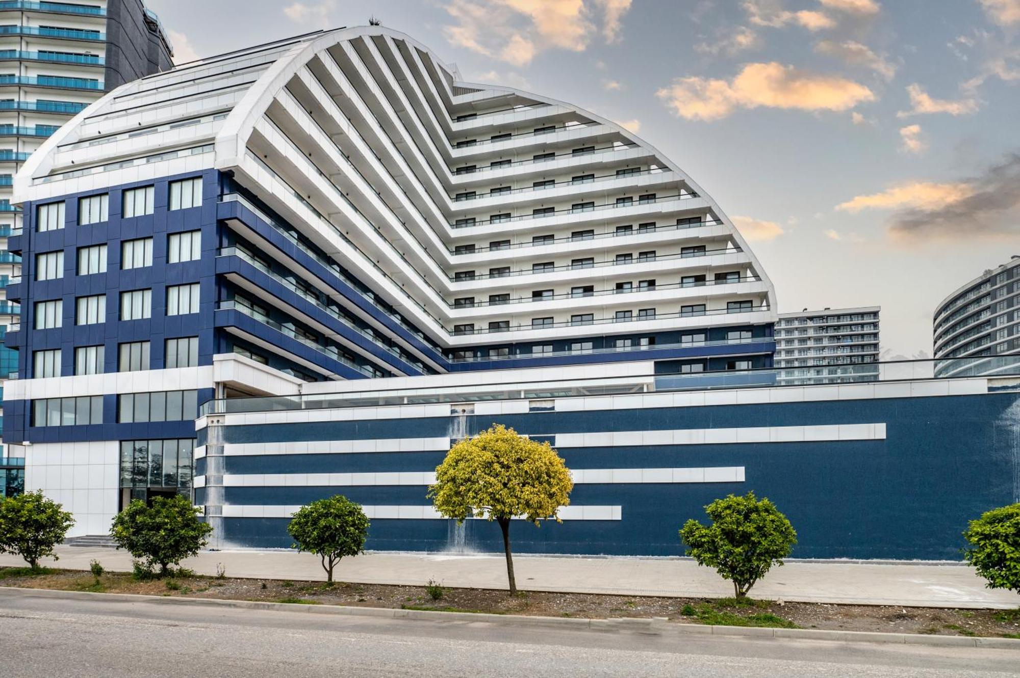 The Grandeur Hotel Батуми Екстериор снимка