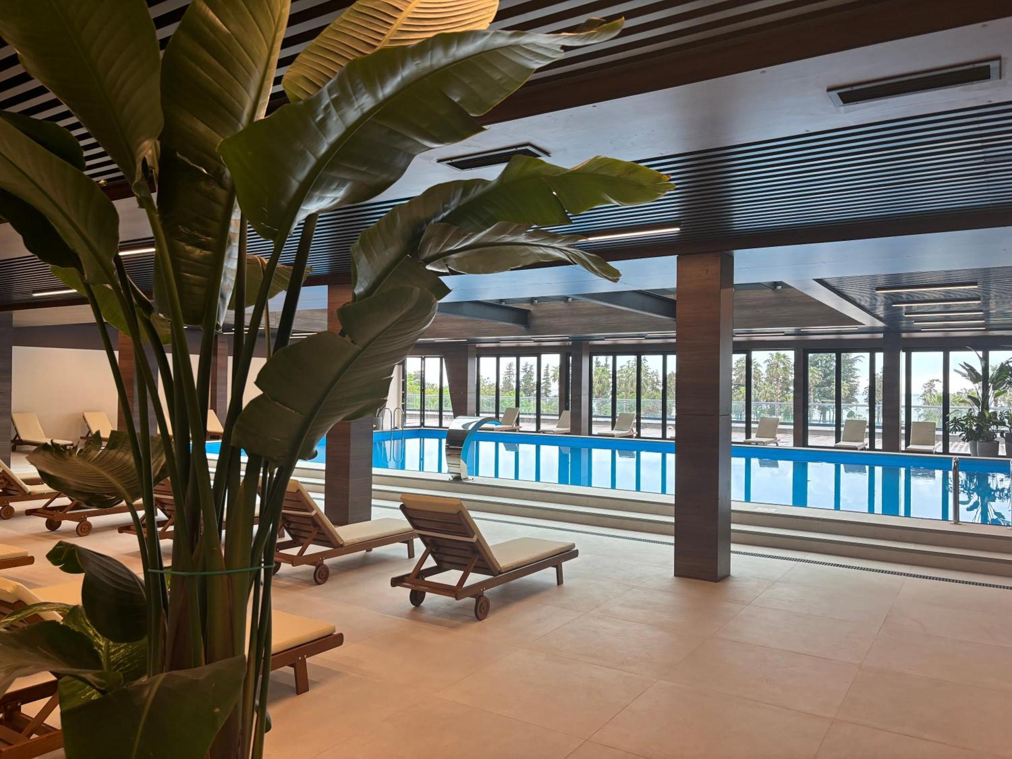 The Grandeur Hotel Батуми Екстериор снимка
